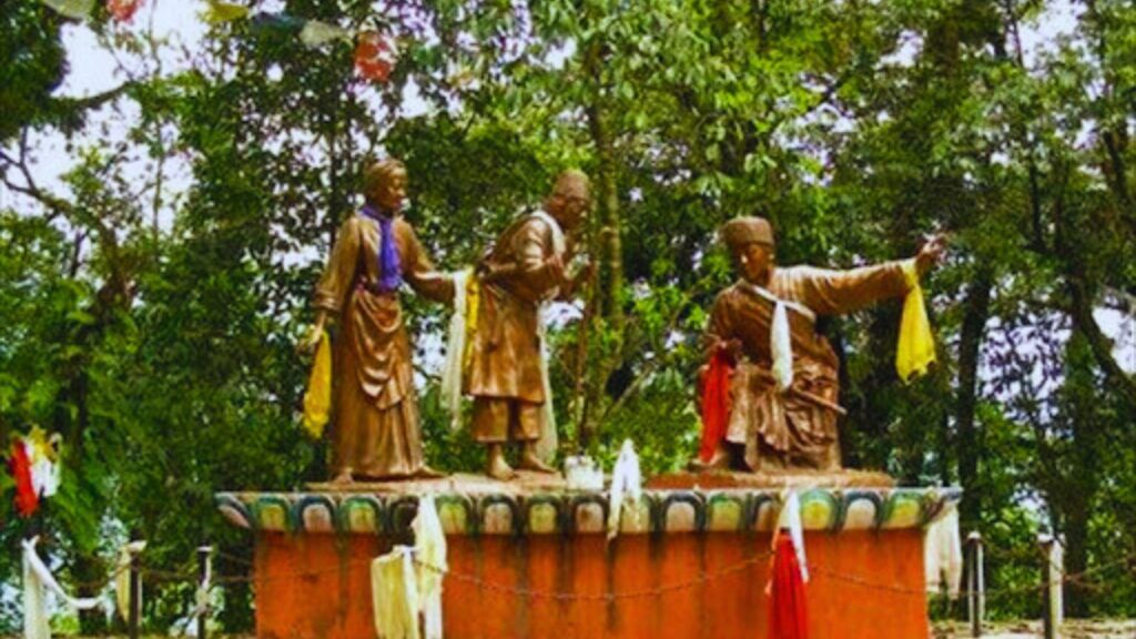 statue depicting Khye Bumsa, the kong Tek and his wife.